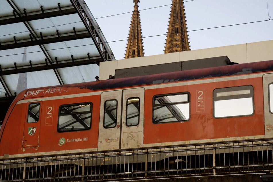 An Weiberfastnacht wurde ein noch unbekannter Mann in Köln von einer S-Bahn erfasst und tödlich verletzt.