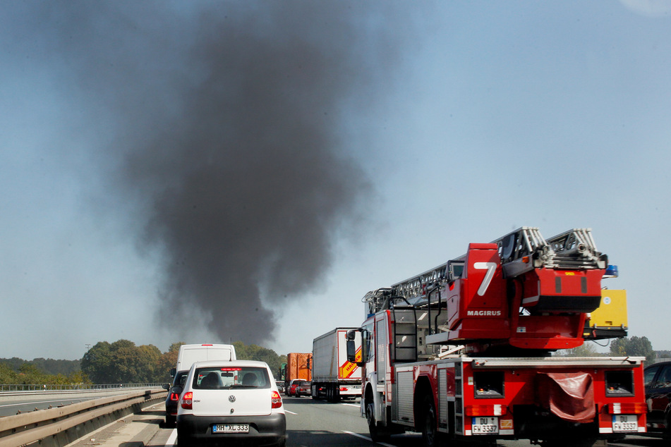 Die Rauchentwicklung der 15 bis 20 Meter hohen Flammen war auch in weiter Ferne zu sehen.