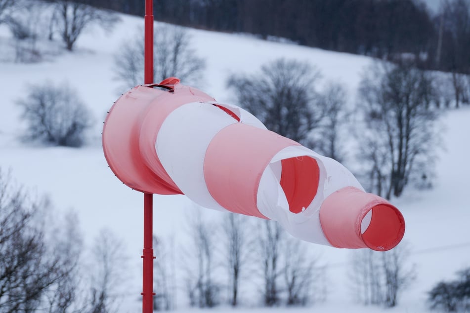 Teile Deutschlands müssen in der Nacht zum Freitag mit Sturmböen rechnen - so etwa der äußerste Westen und Südwesten. (Symbolfoto)