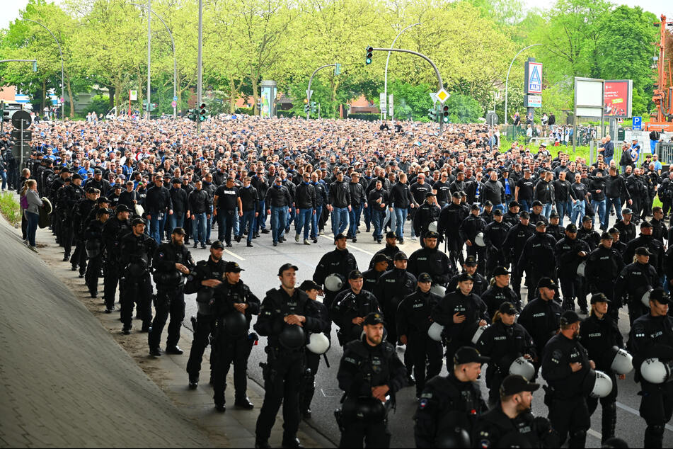 Der Fanmarsch der HSV-Anhänger zum Volksparkstadion ist gestartet. Er wird von einem Großaufgebot der Polizei begleitet.