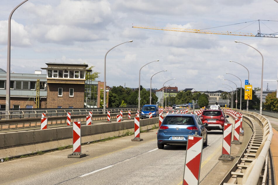 Die Schweißarbeiten sind nötig, damit der Verkehr während des anstehenden Brücken-Neubaus weiter fließen kann.