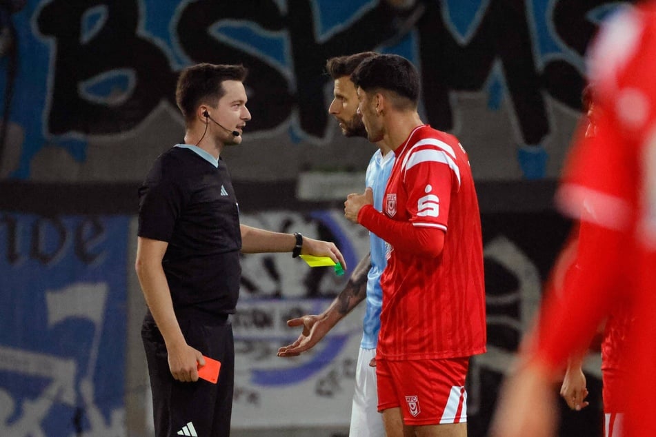 Dejan Bozic (32, M.) konnte es nicht fassen. Er sah am Mittwoch beim 3:0 gegen Halle Gelb-Rot und fehlt am Samstag in Erfurt.