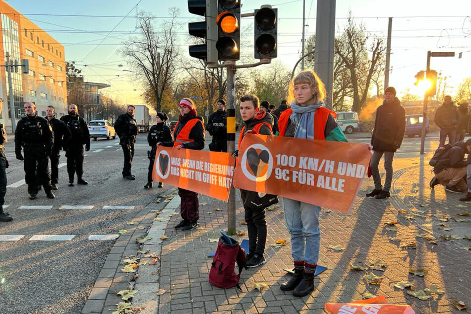 Die Aktivisten fordern ein 9-Euro-Ticket für den ÖPNV und ein Tempolimit für Autobahnen.