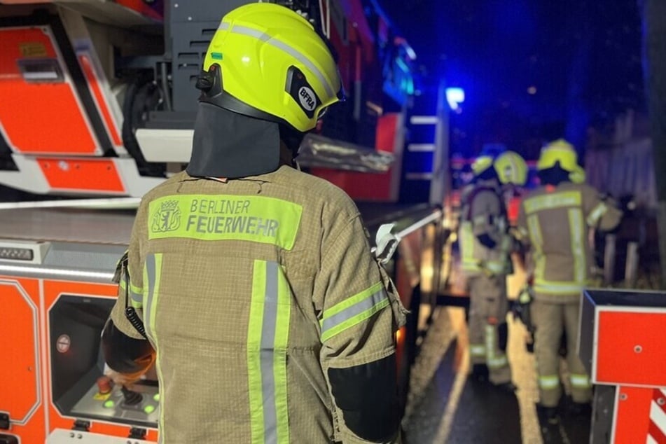 Berlin: Kellerbrand sorgt für dichten Rauch in Baumschulenweg: Feuerwehr mit 77 Kräften im Einsatz