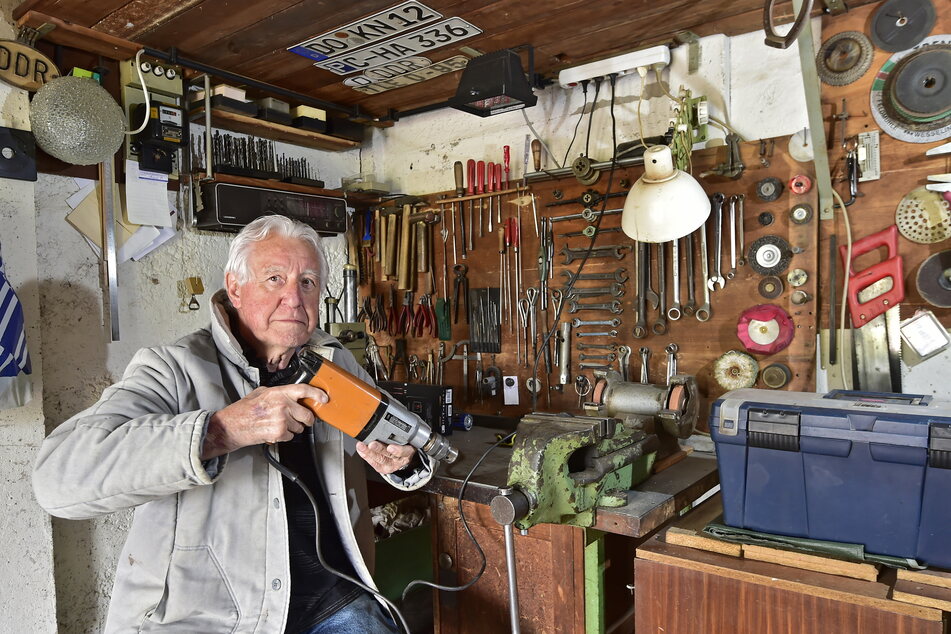 Die Garage von Peter Ekrowski (81) im Garagenkomplex an der Stollberger Straße. Viele Gegenstände gibt es dort zu entdecken.