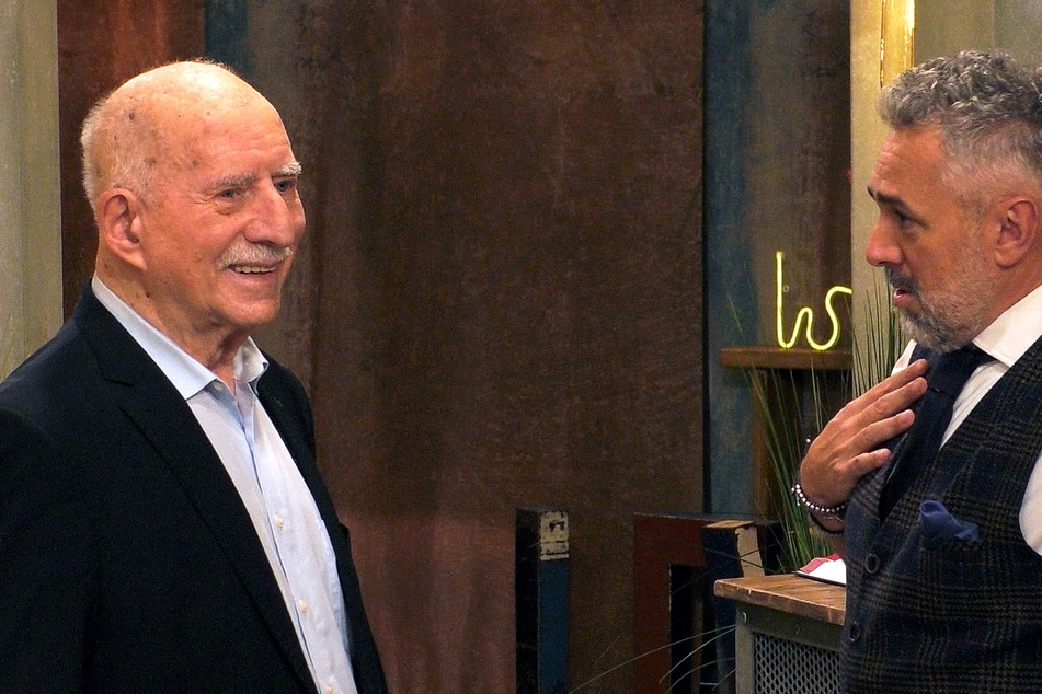 Werner Hansch (84, l.) hofft, im "First Dates"-Restaurant von Roland Trettl (51) eine späte Liebe zu finden.
