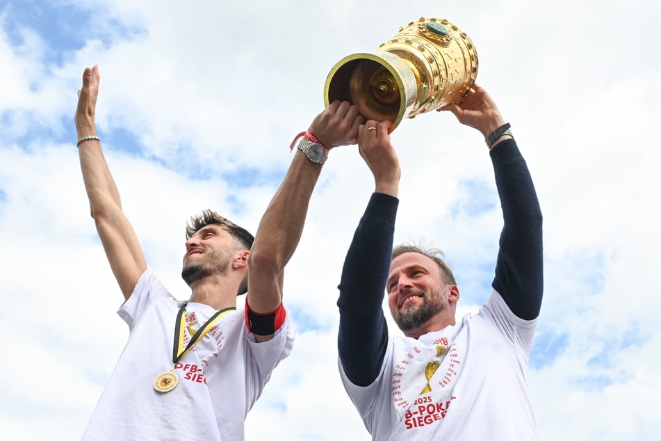 Stuttgarts Atakan Karazor (l) und Stuttgarts Trainer Sebastian Hoeneß (43) reckten die Trophäe in die Höhe.