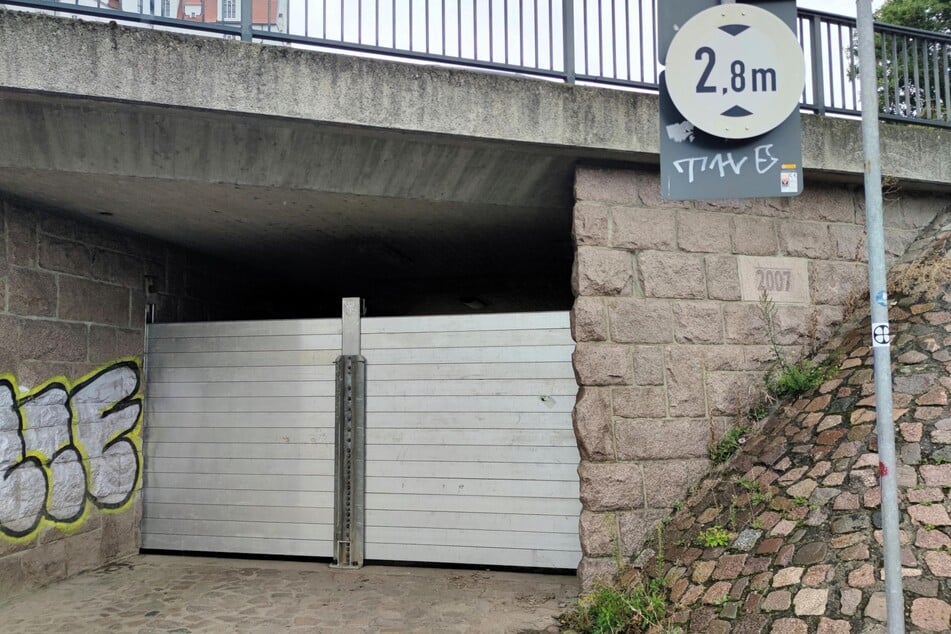 In der Fischergasse in Meißen steht bereits das Hochwasserschutztor.