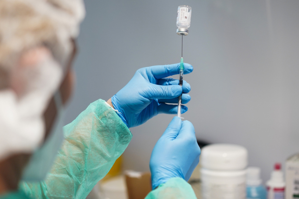 Eine Spritze mit dem Impfstoff Moderna wird in den Impfräumen des Modellprojekts "Betriebliches Impfen KRTIS" bei Berlin-Chemie aufgezogen.