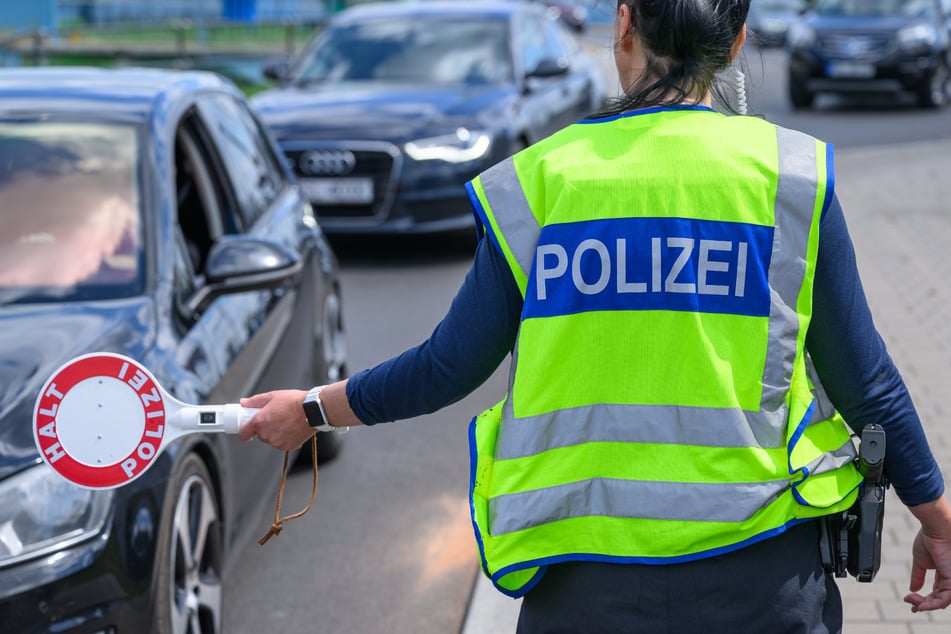 Bei einer Kontrolle stießen Beamte der Bundespolizei auf den mehrfach gesuchten Straftäter. (Symbolbild)