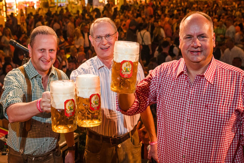 Prost! Während der September-Sitzung weilte OB Dirk Hilbert (55, FDP, r.) beim Oktoberfest.