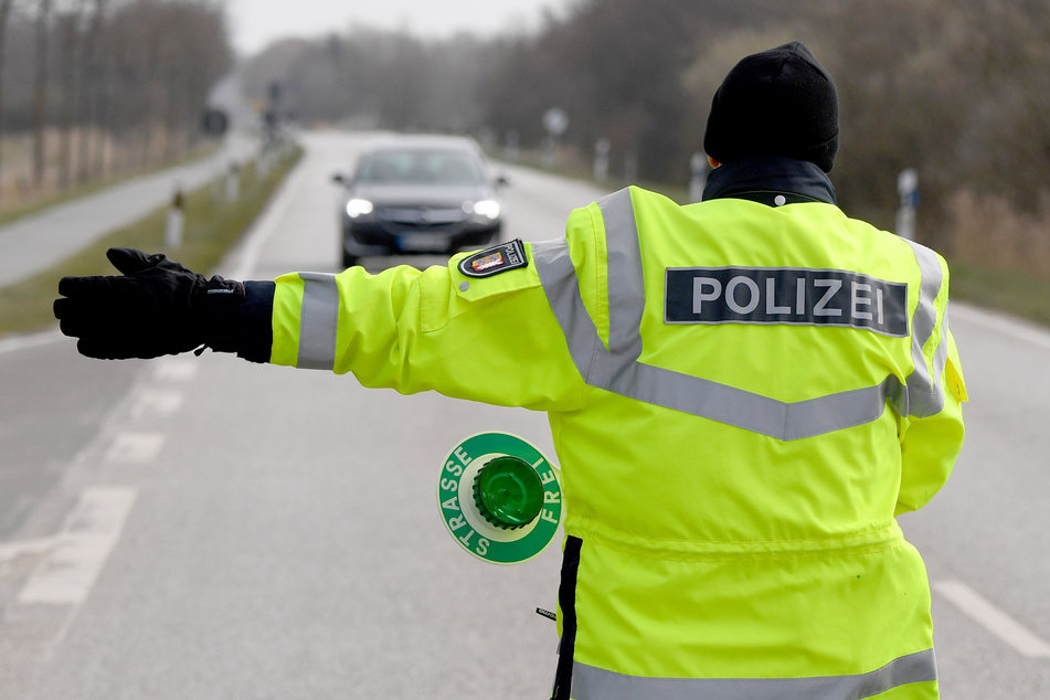 Am Samstag flüchtete ein Opel-Fahrer in Sachsen-Anhalt vor einer Polizeikontrolle und raste mit bis zu 200 km/h durch die Ortschaften. (Symbolbild)