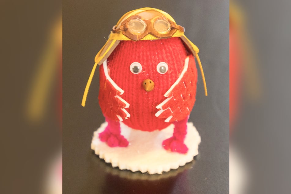 Eines der umhäkelten "Spaßvögel"-Eier von Micaela Roick.