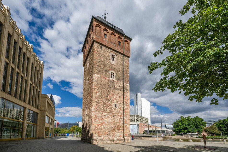 Der Rote Turm gehört zu den Wahrzeichen von Chemnitz. In der Vergangenheit diente er auch als Gefängnis.