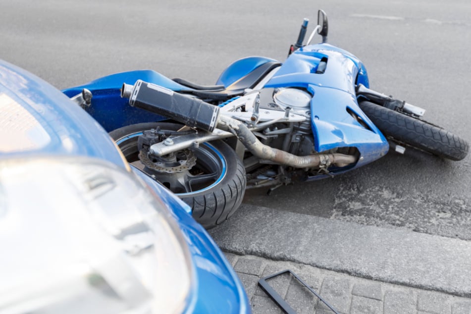 In Landshut kam es am Freitagabend zum Zusammenstoß zwischen einem Bike und einem Auto. Die Mitfahrerin des Bikers wurde leicht verletzt. (Symbolbild)