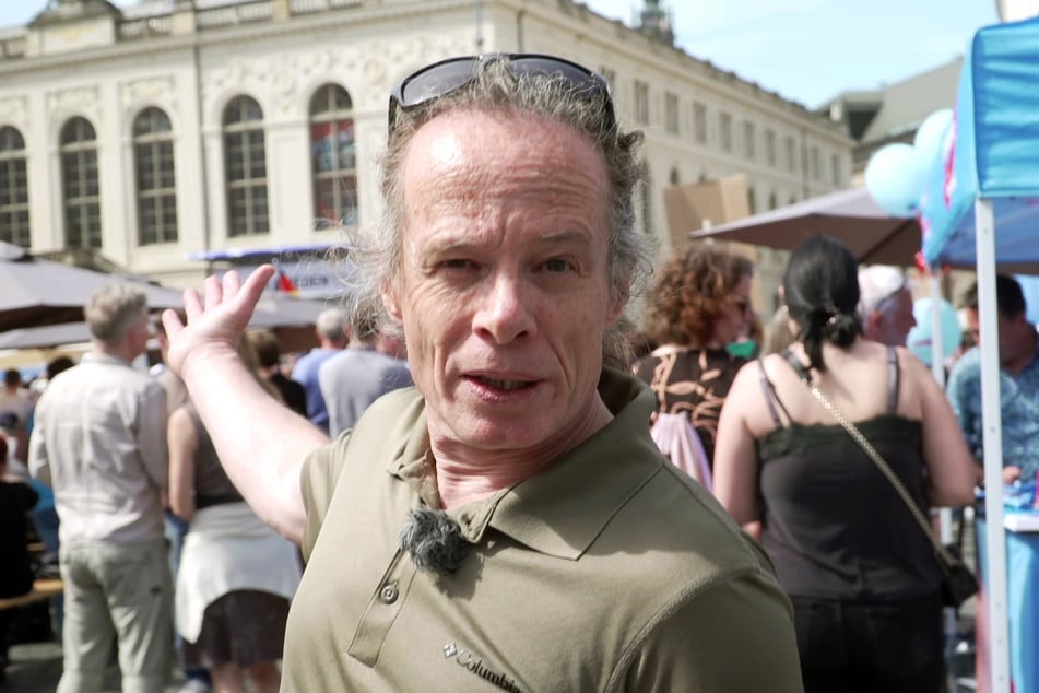 "exactly"-Reporter Thomas Datt auf einer AfD-Kundgebung auf dem Dresdner Neumarkt. Viele Anwesende sprechen sich gegen Ausländer in Deutschland aus.