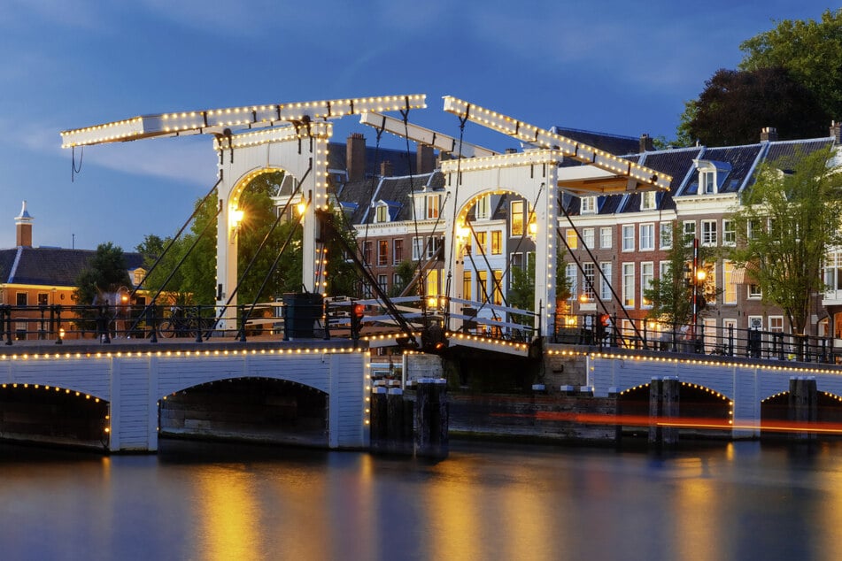 Die hölzerne Holländerbrücke "Magere Brug" ist ein beliebtes Fotomotiv, vor allem abends. Der Legende nach bleiben Paare, die sich auf (oder unter) der Brücke küssen, für immer zusammen.