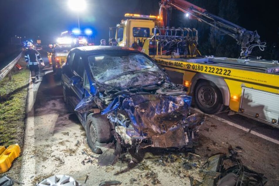 Das Auto wurde bei dem Unfall völlig zerstört.