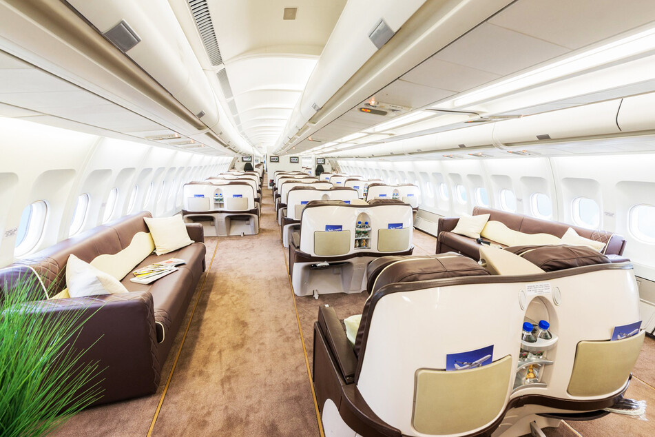 Platz gibt es in dem Flieger nicht nur in der Breite. Die Sitze haben auch hintereinander einen einmaligen Abstand.