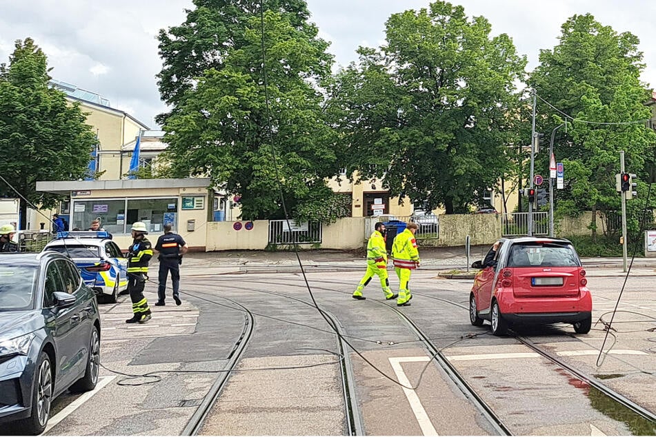 Zwei Insassen mussten in einem Smart ausharren, bis die Stromzufuhr abgeschaltet und anschließend die Spannungsfreiheit festgestellt worden war.