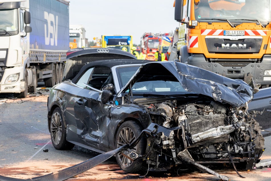 Der Audi fuhr auf der A72 in einen Schilderwagen. Der Fahrer musste aus dem Auto geschnitten und danach ins Krankenhaus gebracht werden.