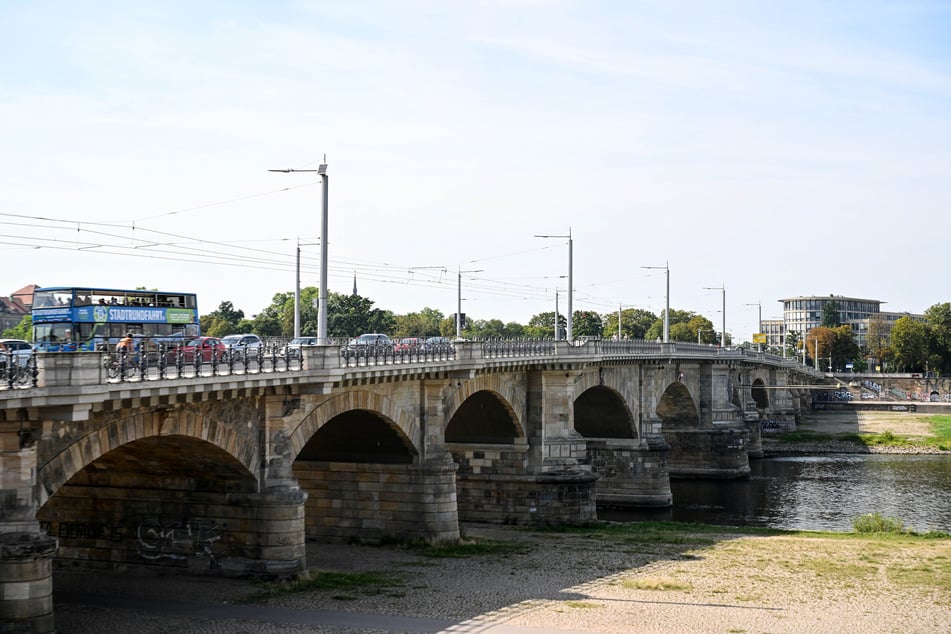 Die Albertbrücke hingegen soll in den Abendstunden wieder angestrahlt werden.