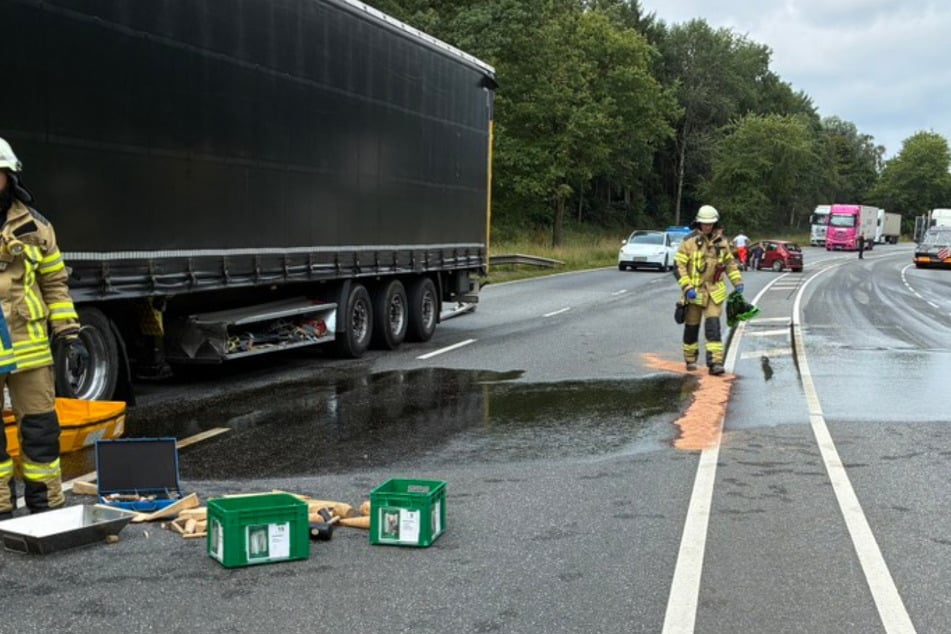 An wichtiger Verkehrsachse nahe A27: Straße nach schwerem Lkw-Unfall von Diesel überflutet