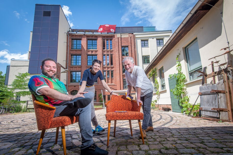 Chris Dietrich (Oberdeck, 41), Maret Wolff, (Kino Metropol, 47) und Jens Tuffner (Moebelgalerie Tuffner, v.l.) veranstalten gemeinsam im Hof der "Moebelgalerie Tuffner" ein Freiluftkino.