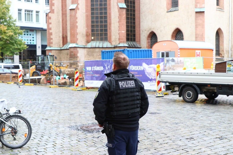 Vor Ort wird nun auf die Ankunft des Kampfmittelräumdienstes gewartet.
