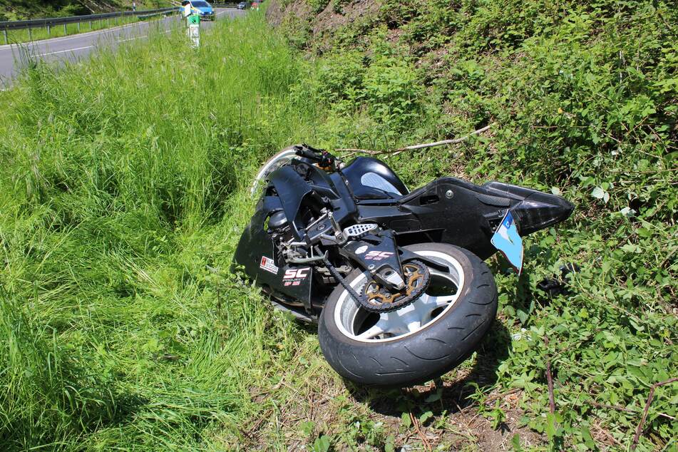 Das stark beschädigte Motorrad wurde von der Polizei abgeschleppt.