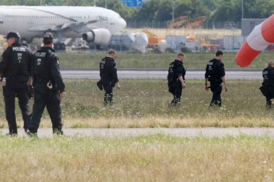 Sprengstoff-Drohne am Leipziger Flughafen: Polizei sucht Gelände an der Nordpiste ab
