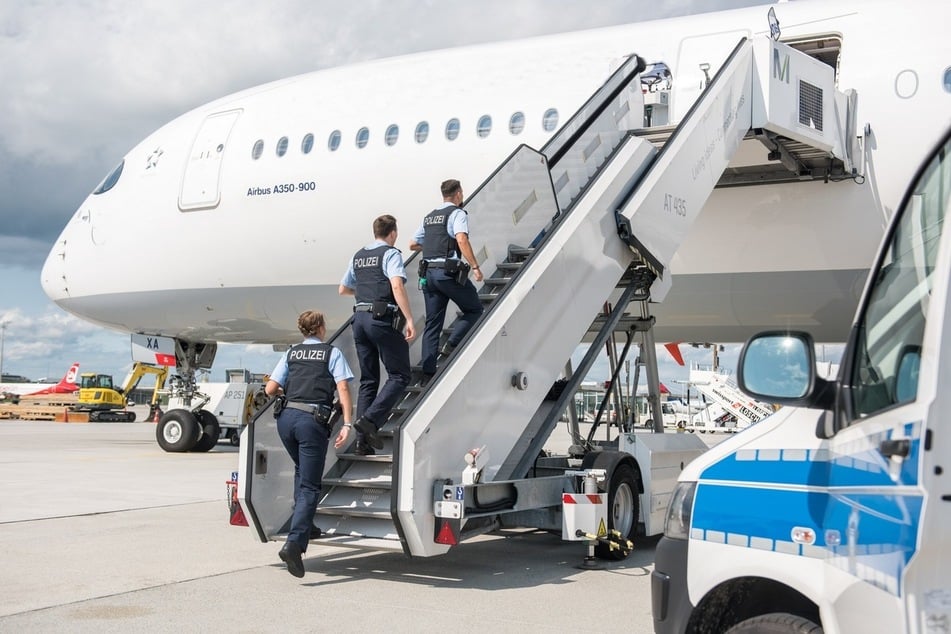 Der Banden-Kriminelle (48) wurde von der Bundespolizei direkt am Flugzeug festgenommen. (Symbolfoto)