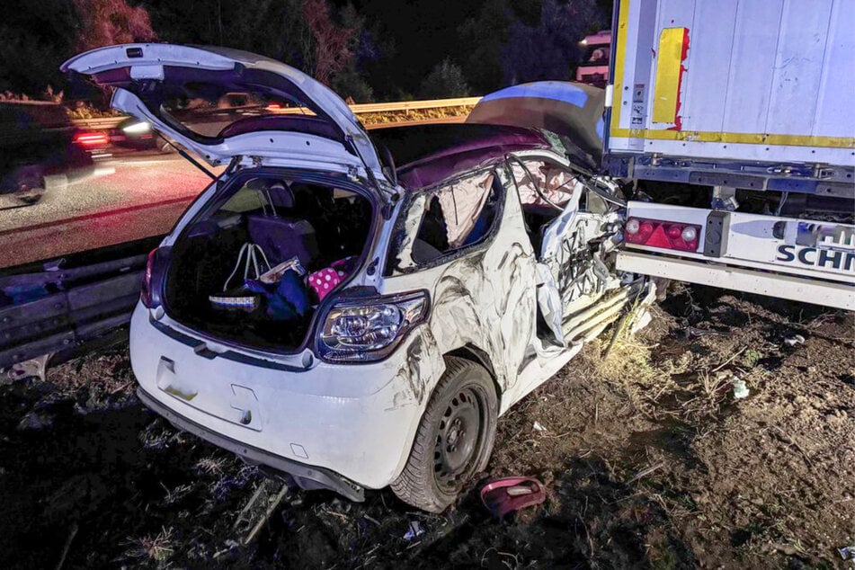 Das Unfallauto wurde von dem nach links ziehenden Lkw erfasst und gegen die Mittelleitplanke gedrückt.