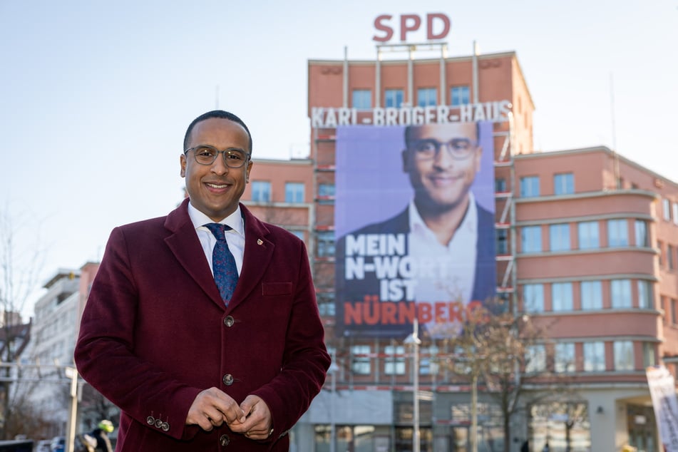 Als schwarzer Politiker erlebt Nasser Ahmed (37, SPD) regelmäßig Anfeindungen. Diese kontert er nun mit einem umstrittenen Plakat.
