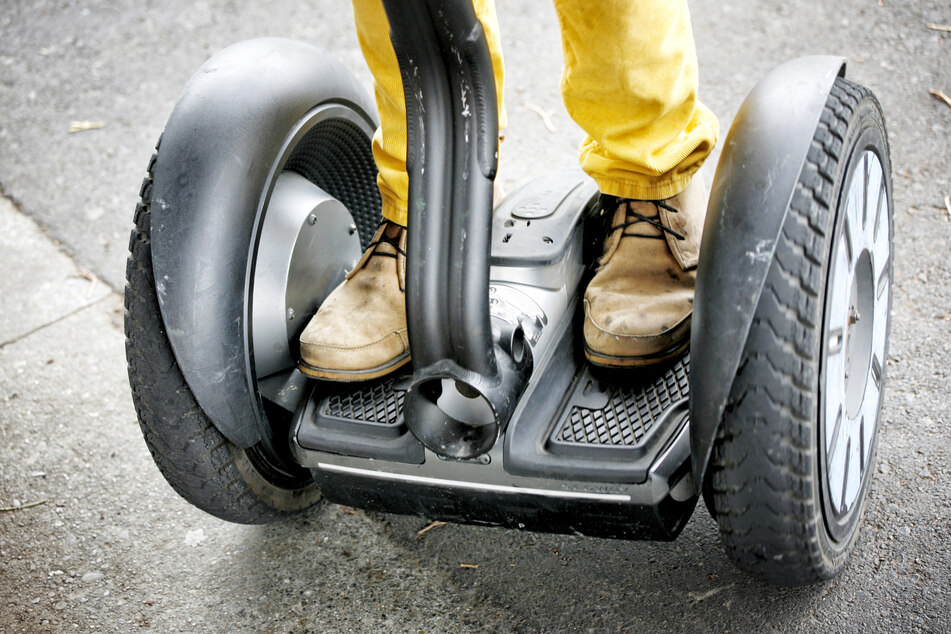 Offenbar kippte der 61 Jahre alte Fahrer auf seinem Segway nach hinten und schlug mit dem Hinterkopf auf. (Symbolbild)