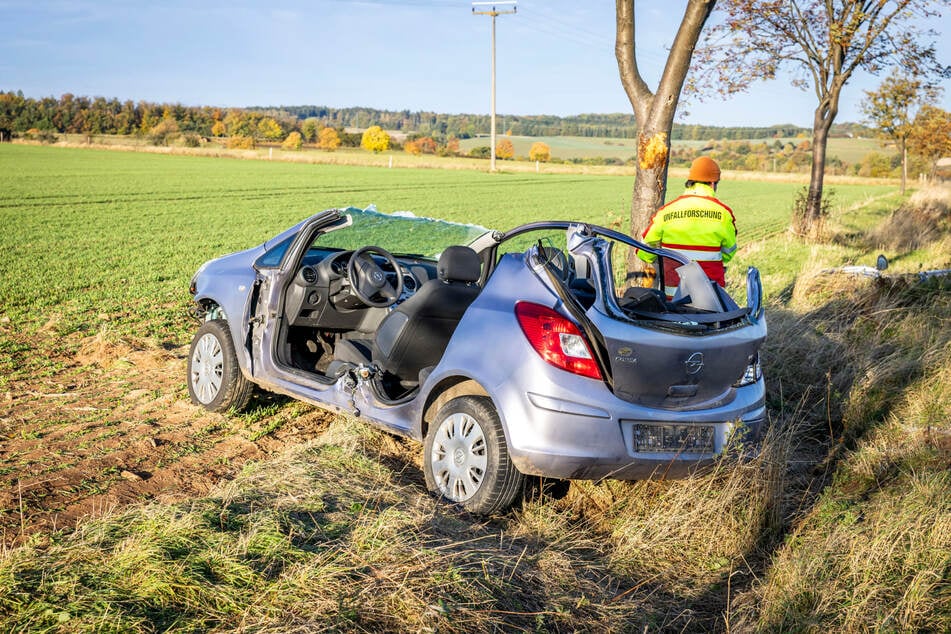 Um die schwer verletzte 21-Jährige aus ihrem Fahrzeug zu befreien, musste der Opel aufgeschnitten werden.