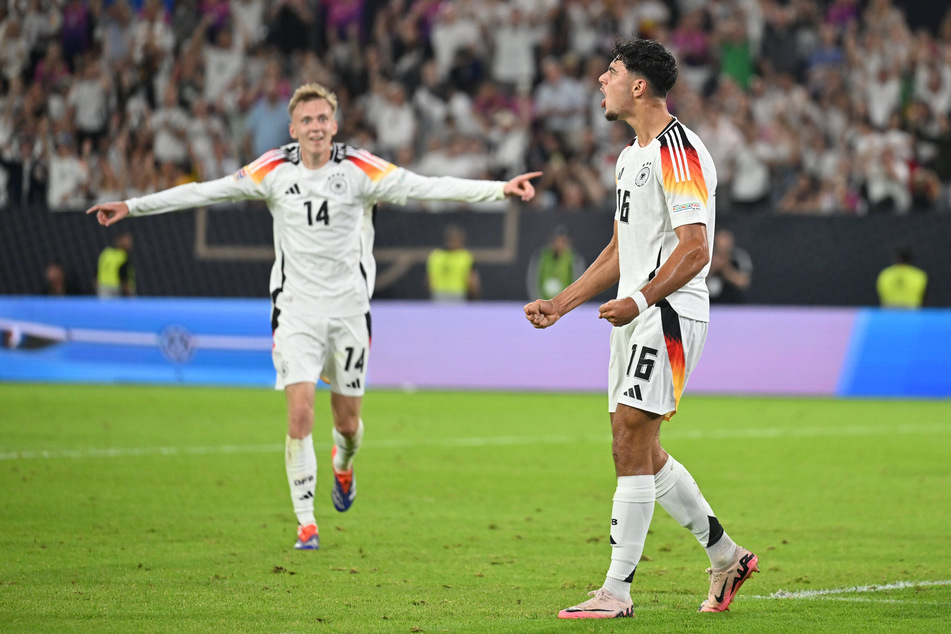 Aleksandar Pavlovic (r.) freut sich über das 5:0.