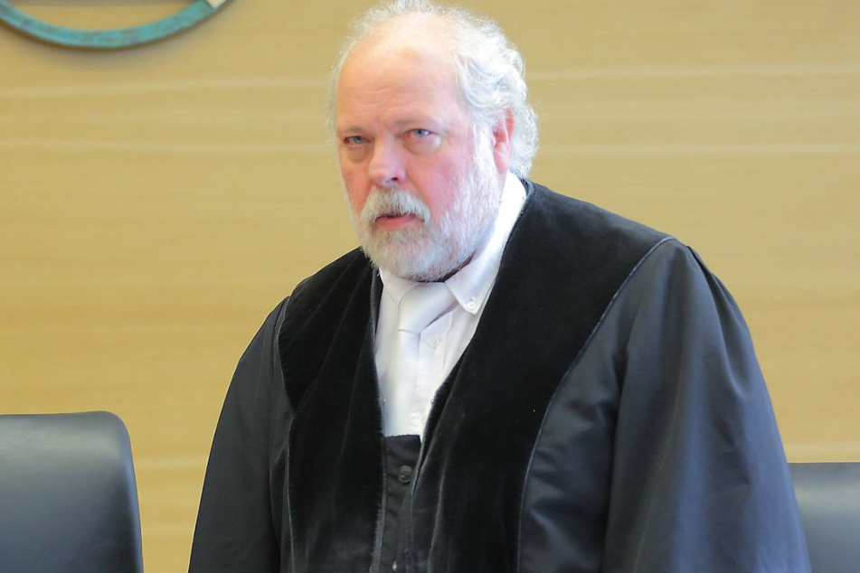Einst trug er eine Robe und führte die Verhandlungen selbst. Nun kämpfte Ex-Richter Herbert D. (68) selbst gegen ein Knöllchen bei Gericht.