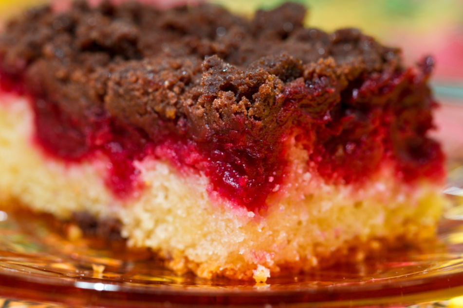 The cherry cake from the mold with chocolate sprinkles is quick and easy to prepare.