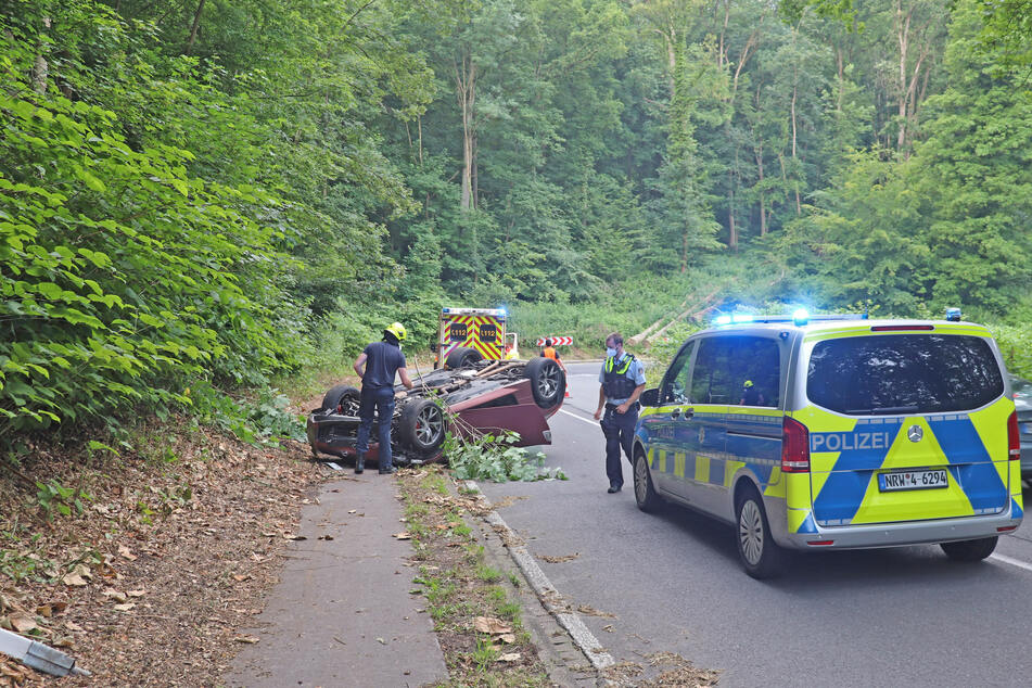 Der Nissan des 20-Jährigen erlitt bei dem Unfall am Dienstagabend in Ratingen einen Totalschaden.