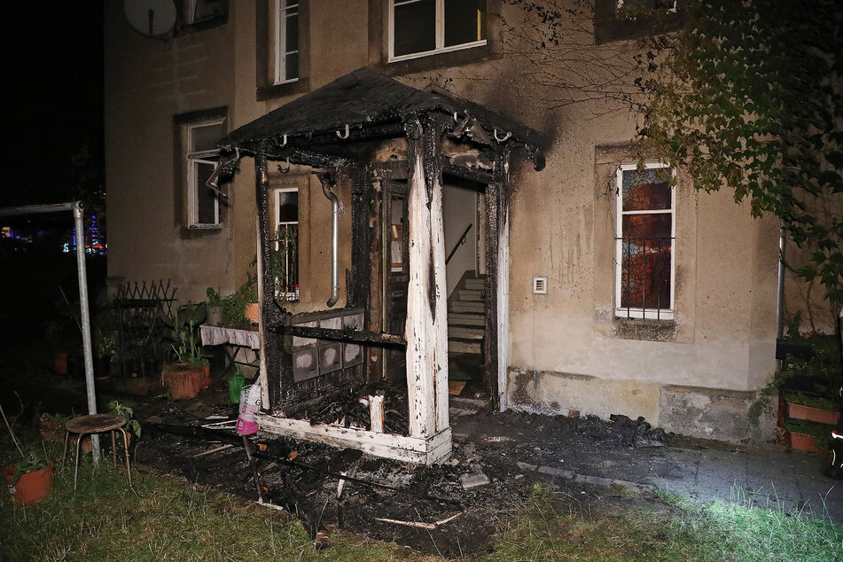Die Polizei vermutet Brandstiftung: Am gestrigen Donnerstagabend stand der Vorbau eines Mehrfamilienhauses in Reick plötzlich in Flammen.