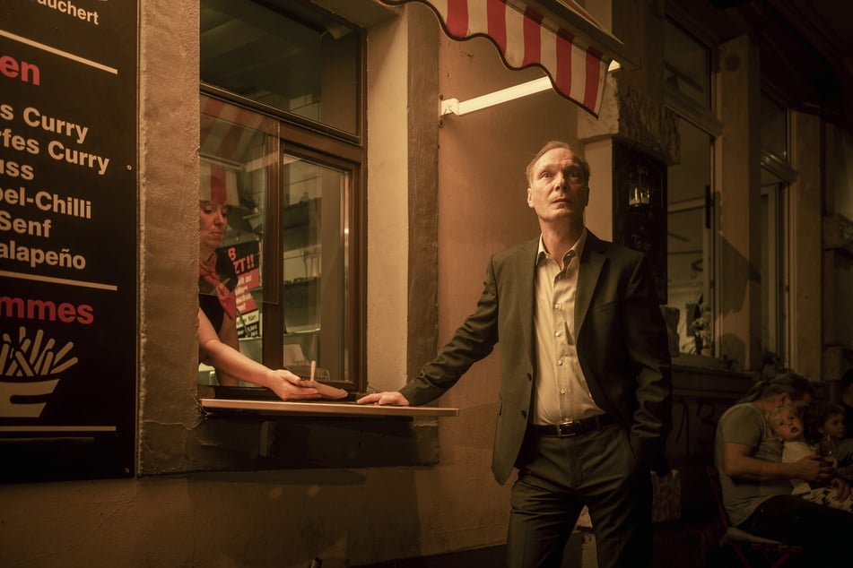 Im Dresden-Tatort "Katz und Maus" wird Martin Brambach als Leiter der Mordkommission am "Curry &amp; Co." entführt.