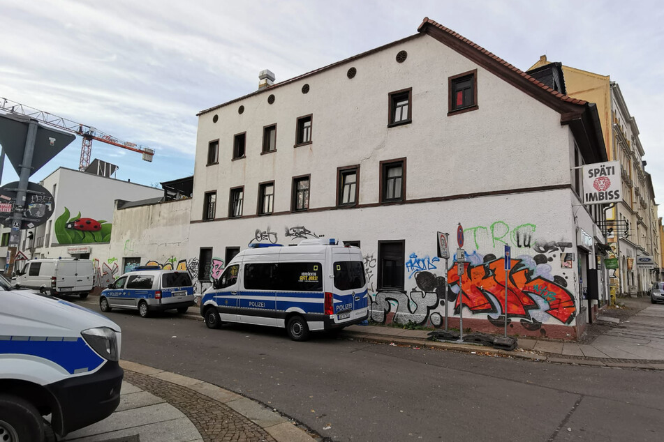 Im Bereich der Dresdner Straße im Leipziger Osten hat es wegen des Verdachts auf Betäubungsmittelkriminalität am Dienstagmorgen polizeiliche Durchsuchungen gegeben.