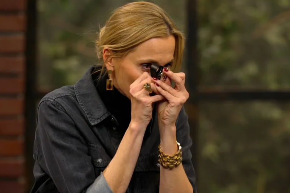 Händlerin Lisa Nüdling (46) nimmt die Brosche genau unter die Lupe.