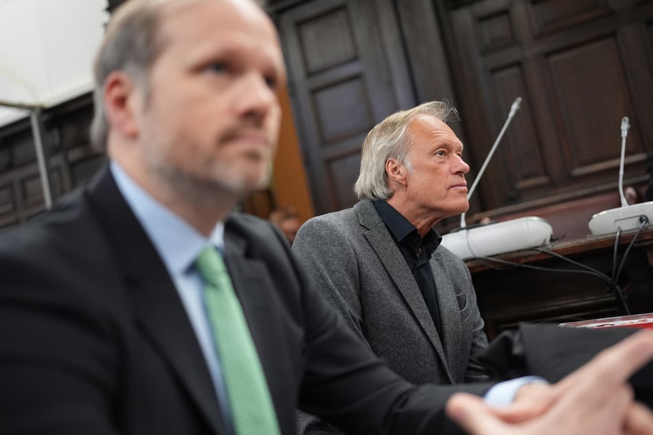 Gerhard Delling (66) mit seinem Anwalt David Rieks (l.) am Montag vor dem Hamburger Landgericht.