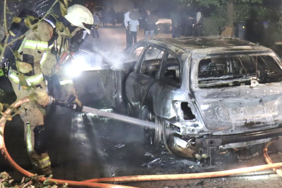 Ein Mercedes Benz geriet in Brand. Mit dem Auto wurde kurz zuvor noch gefahren.