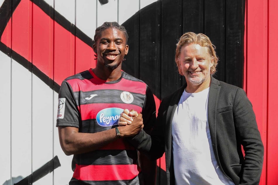 Joel Agyekum verstärkt die Viktoria.