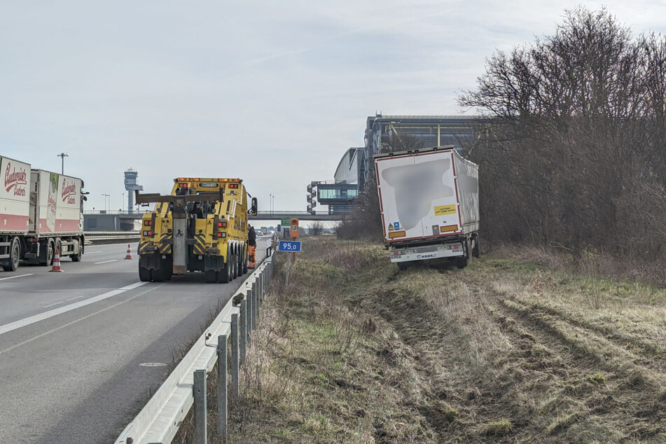 Am Flughafen Leipzig/Halle landete am Montag ein Laster neben der A14.