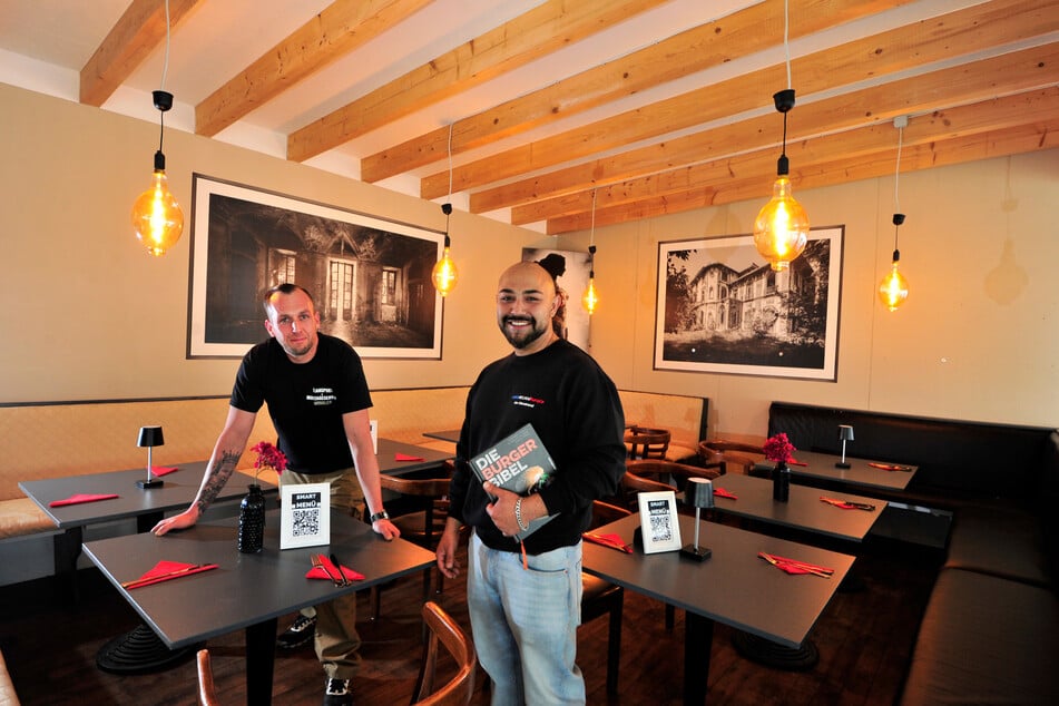 "Superheldenburger"-Inhaber Amir Einali (35) und Nicky Winkler (38) freuen sich nach einem anstrengenden Umzug auf die Restaurant-Eröffnung.