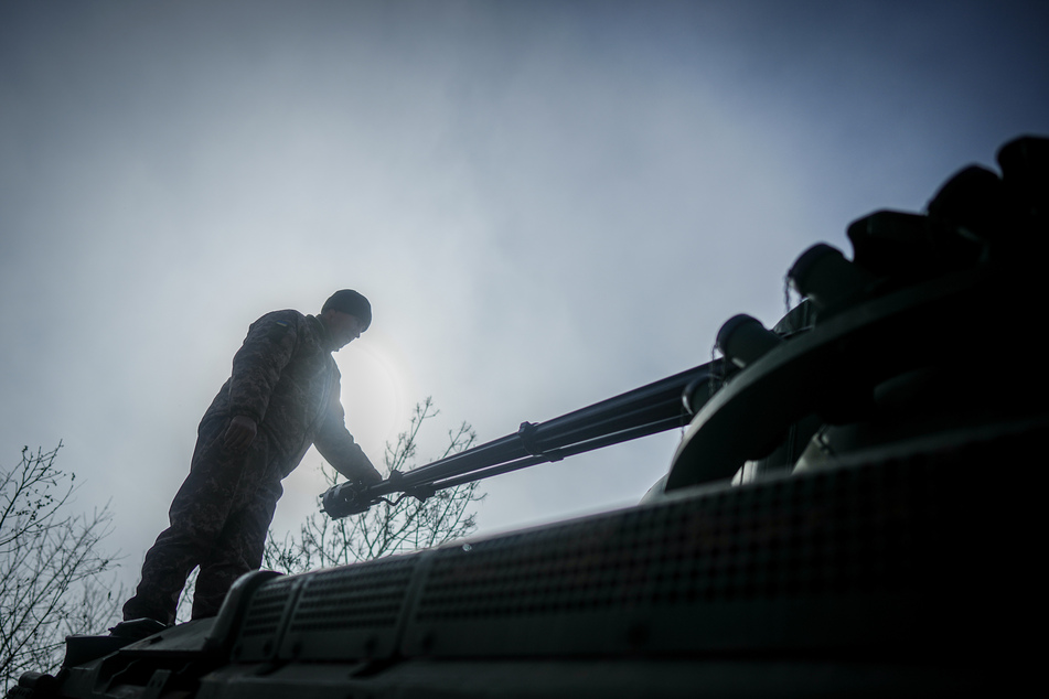 Ein Gepard Flugabwehrkanonenpanzer steht mit seiner Besatzung in einer Stellung östlich von Odessa. Der von Deutschland gelieferte Panzer wird hier zur Abwehr von feindlichen Drohnen, Flugzeugen oder Hubschraubern eingesetzt. (Archivbild)